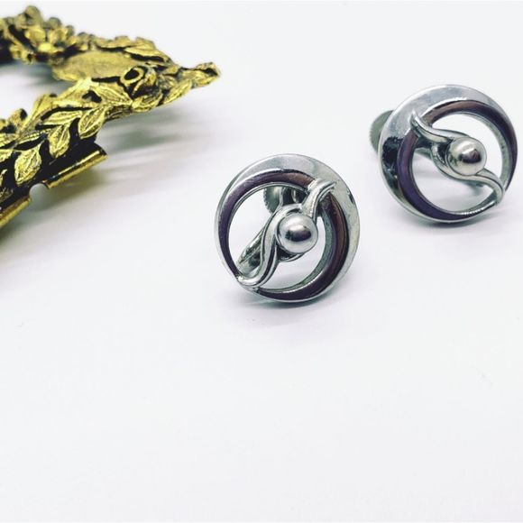 Vintage Alice 🥰 Silver Tone Round Screw Back Earrings - Picture 1 of 5
